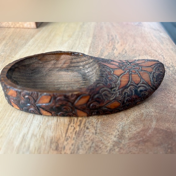 Vintage Hand-carved Wooden Shoe Made in Poland . Engraved “eye of the sea” . - Picture 4 of 7